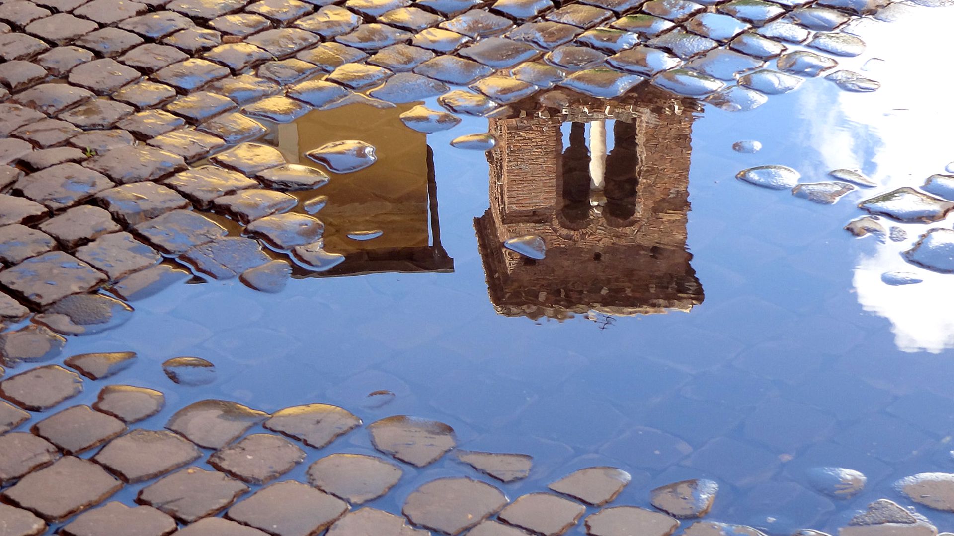 Architectural reflection on cobblestones