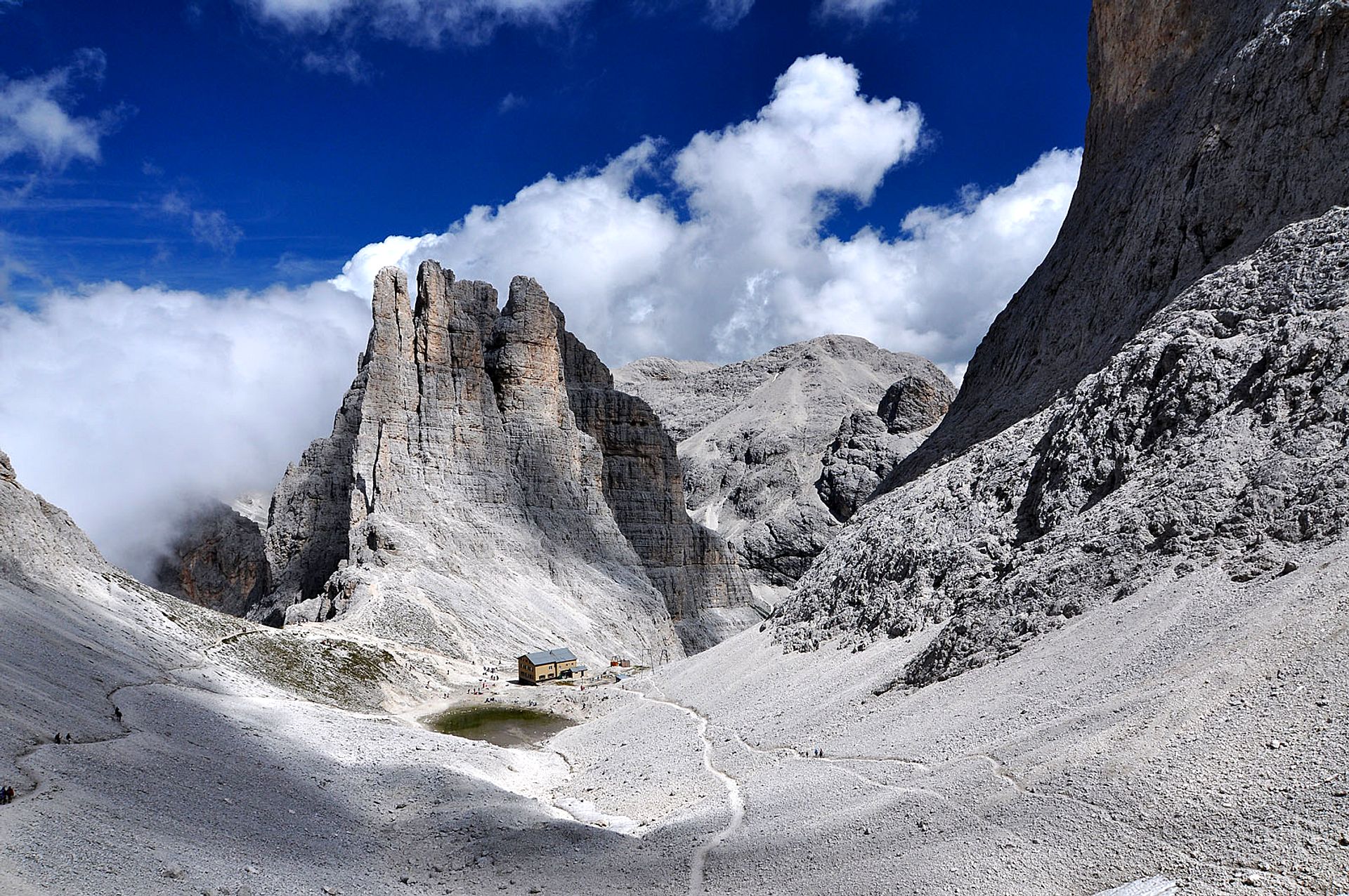 Mountain peaks and refuge