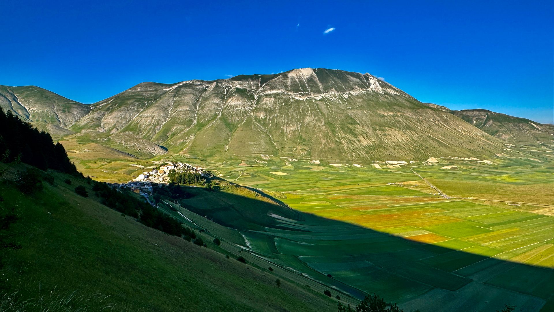 Castelluccio Valley and Mountain View
