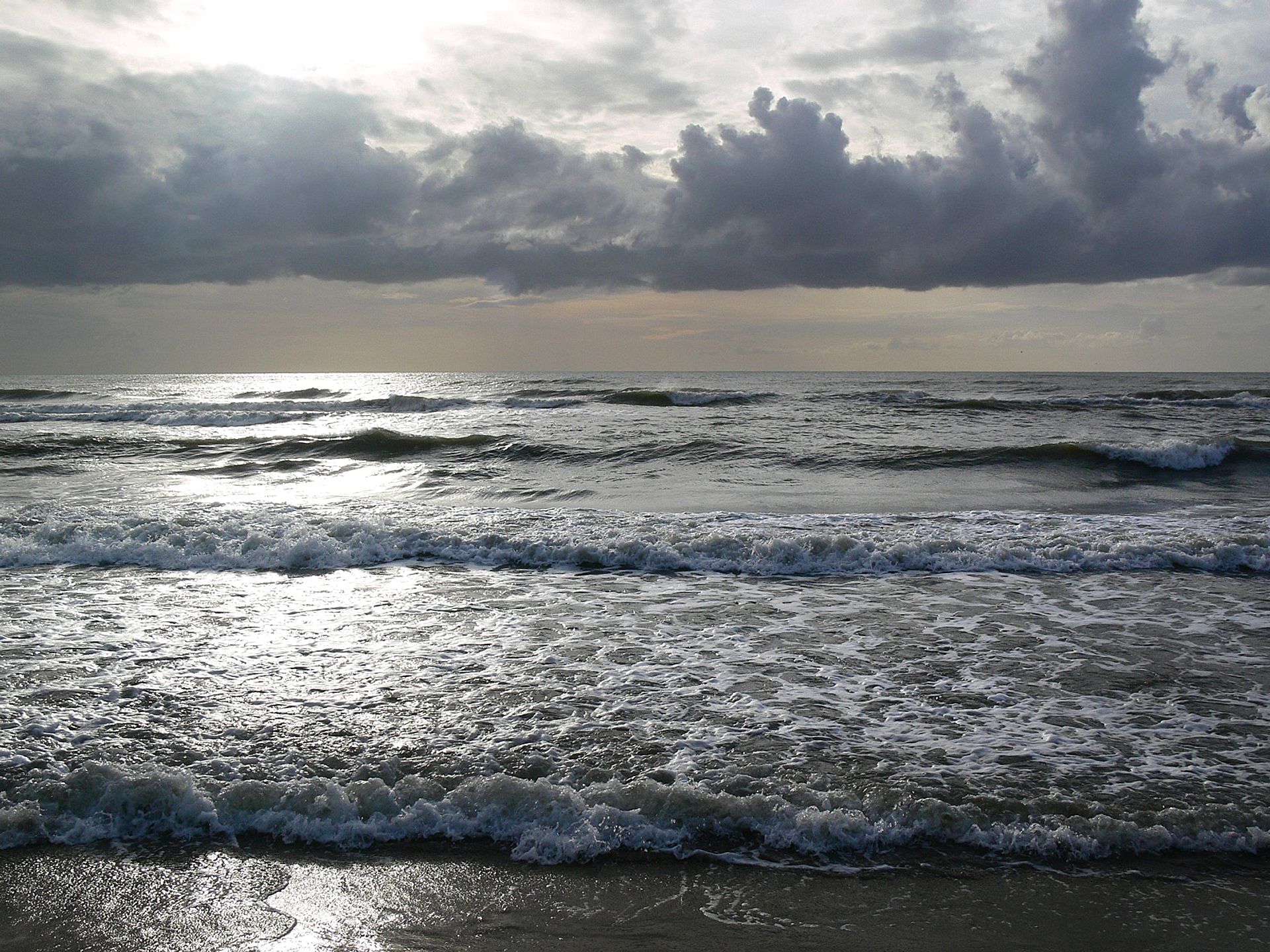 Sea under leaden sky